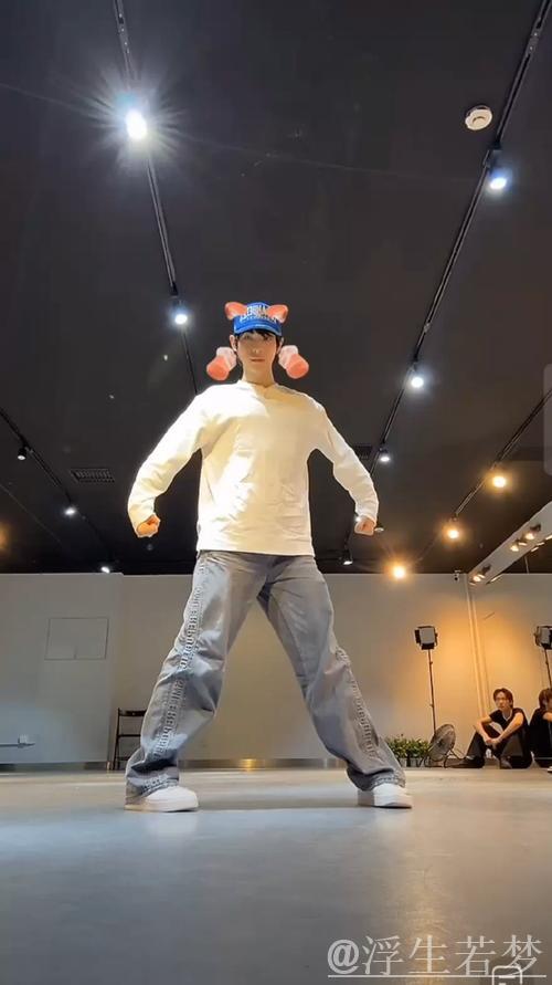 旋风翔哥挑战台湾网红馆长，被鞭腿击翻犹如旋转陀螺！